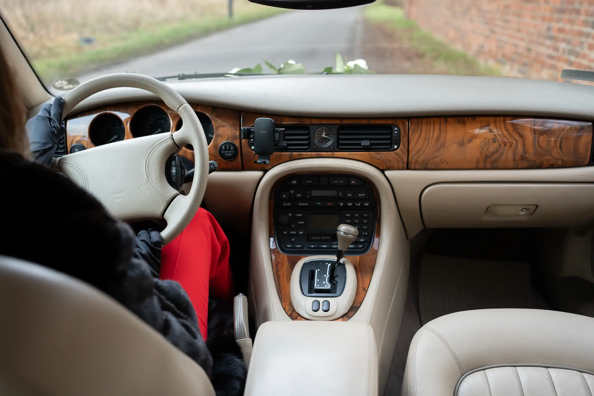 Wnętrze klasycznego Jaguara XJ do ślubu